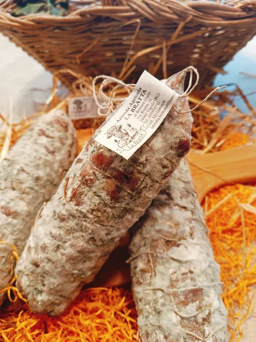 Salami in un cestino di vimini
